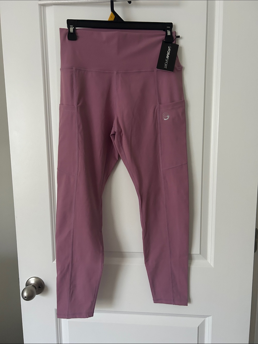 High-Rise Pocket Leggings in orchid mist.